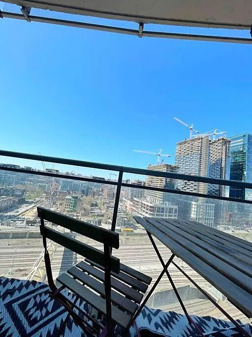 Upscale Downtown Toronto Condos By Cn Tower Canada